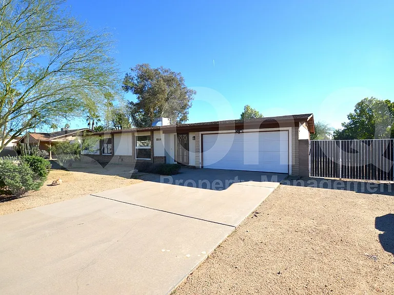 5019 E Laurel Ln — Photo 2