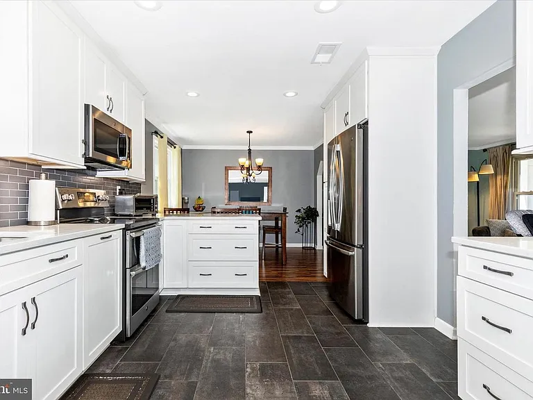 3004 Peebles Ct — Photo 6
