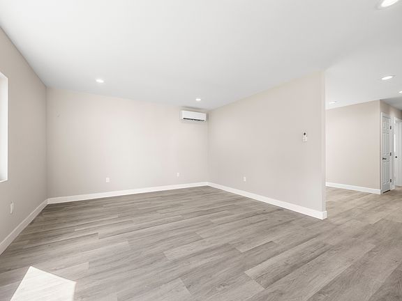 5th image of 121 W Elm Ave