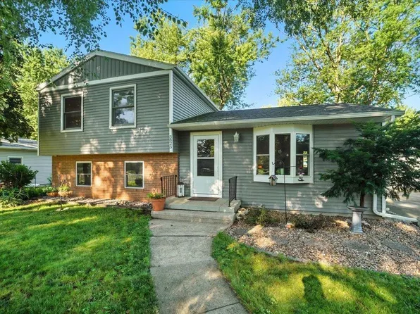 3823 Clearview Dr, Cedar Falls, IA 50613