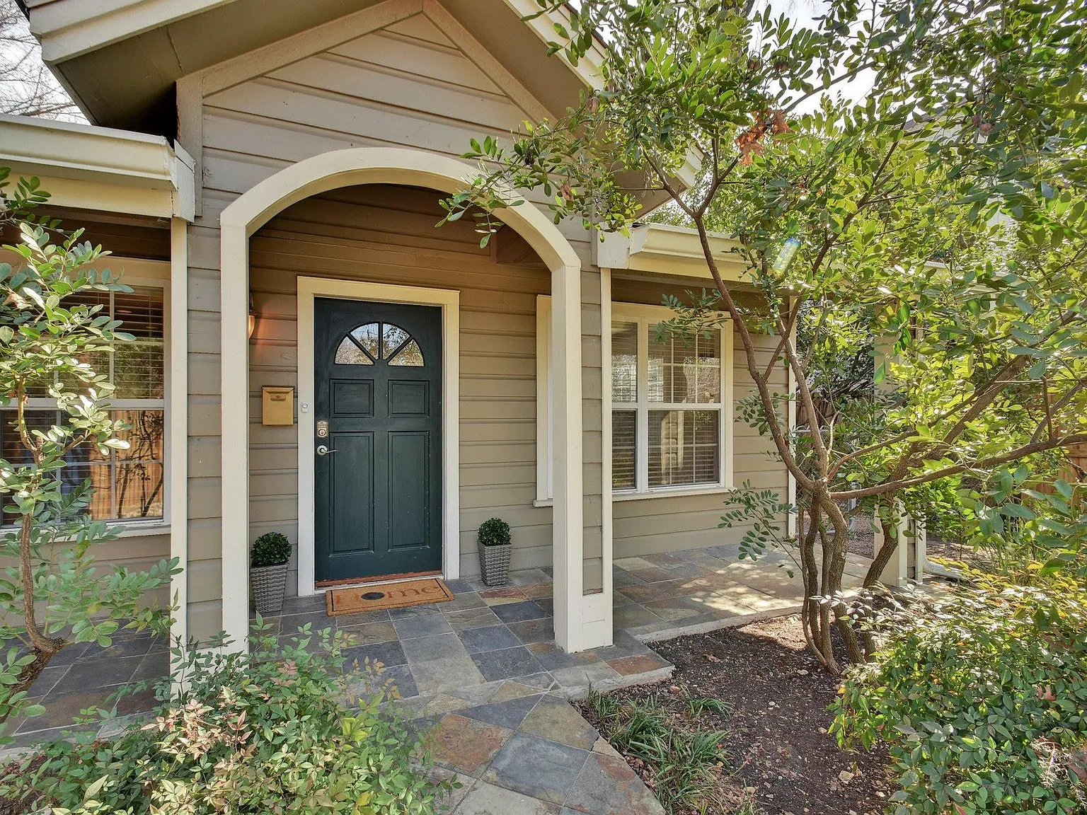 4 bed, 2.0 bath, 2095 sqft, $4,750 — Photo 3