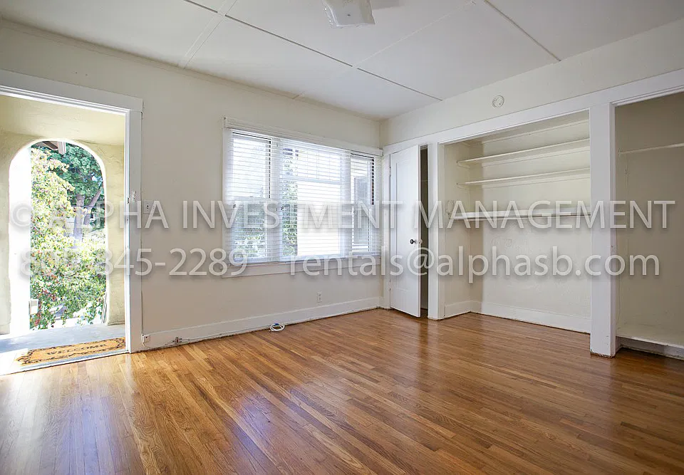 902-906 Bath St