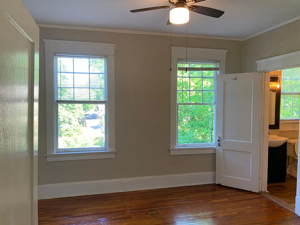 Access to bathroom from BRM and hallway
