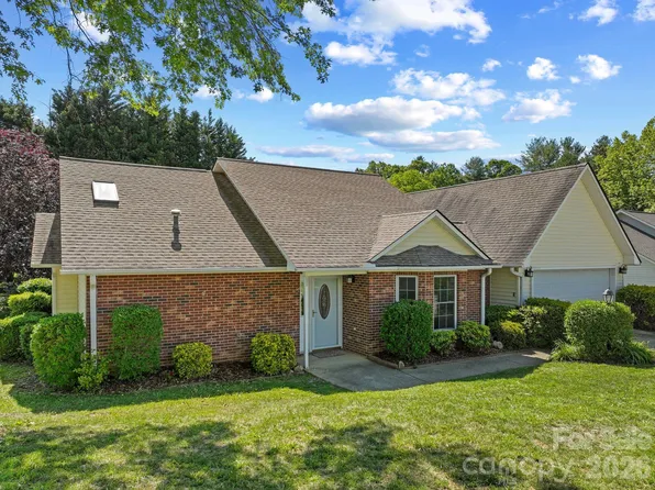 2 Gatehouse Ct, Asheville, NC 28803