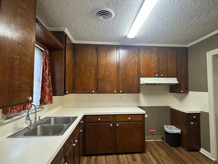 2416 Northside Dr — Photo 8