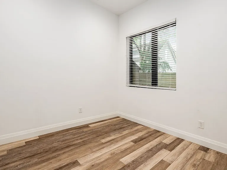190 College Aly — Photo 18