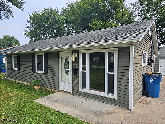 2nd image of 927 West Dr