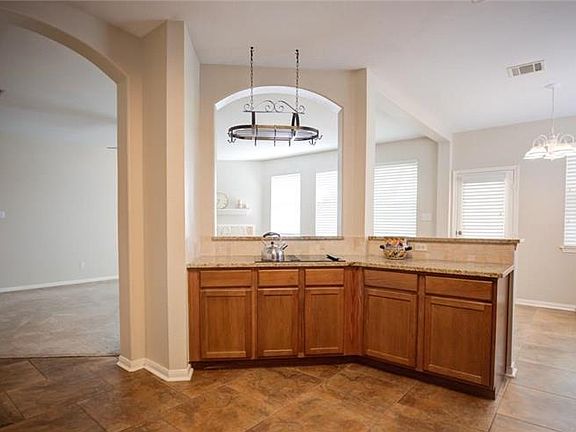 4th image of 2130 Gladstone Dr