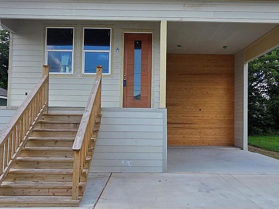 4th image of 1004 E 40th St