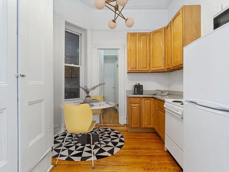 307 E 18th St #A — Photo 5