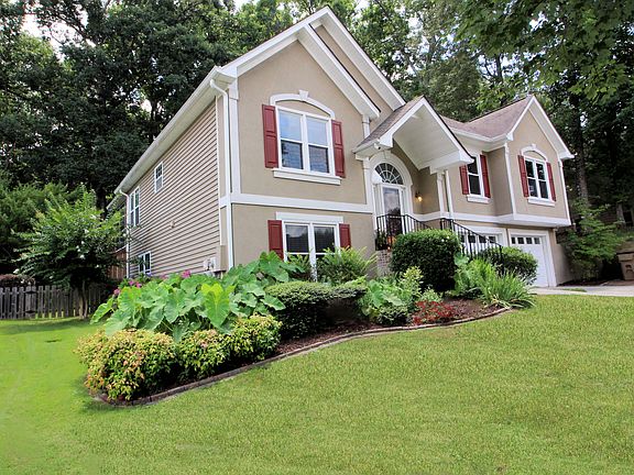 Excellent Curb Appeal!