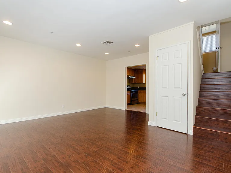 2737 Montrose Ave #105 — Photo 6
