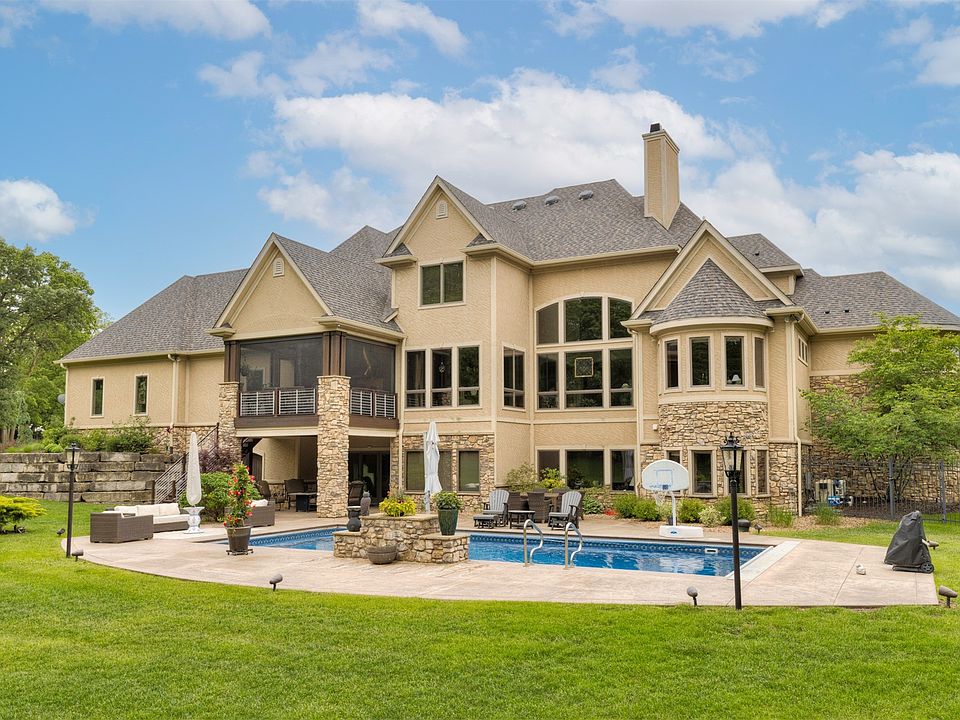 1st image of 809 NE Bridge Creek Ct