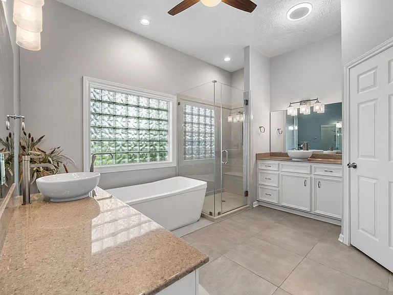 118 Hillsborough Dr W — Photo 13