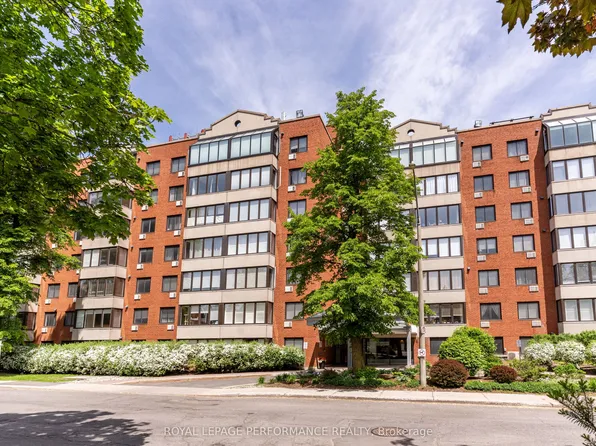 225 Alvin Rd #609, Ottawa, ON K1K 4H6