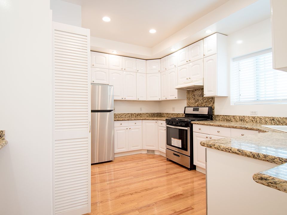 Large Kitchen w/ granite countertops and tons of new cabintry.
