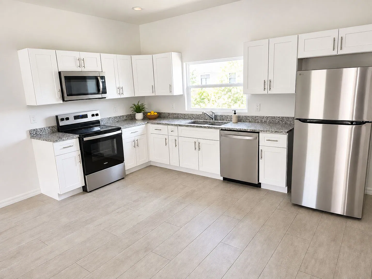 Move-In-Ready 3-Bedroom Home with Garage & Covered Lanai — Photo 2