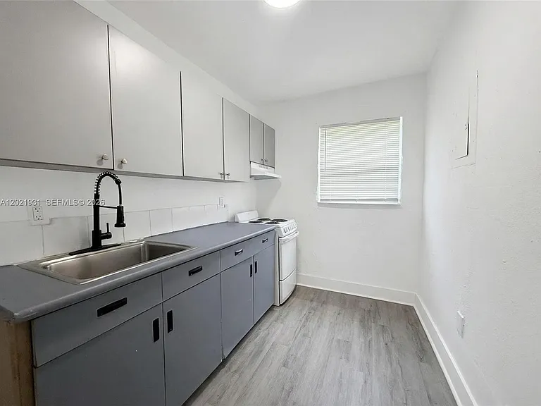 220 NW 11th Ter #3 — Photo 3
