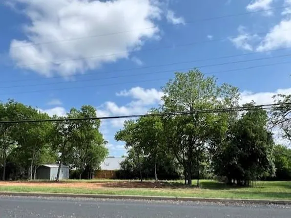 808 W Travis St, Fredericksburg, TX 78624