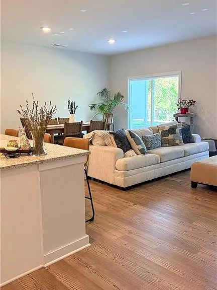 1030 Sutherland Ln — Photo 2