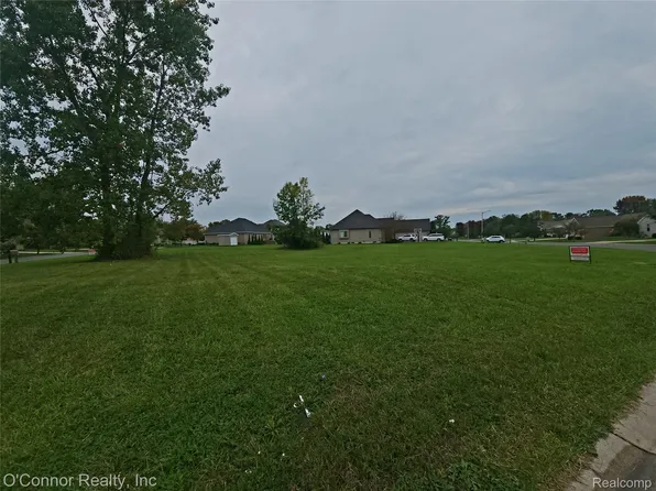 260 Capitol Dr, Marysville, MI 48040