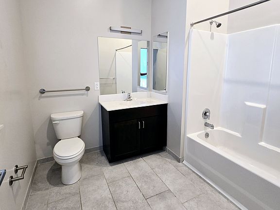 4th image of 2620 NE 43rd St #1B-1Ba