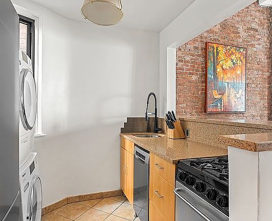4th image of 46 W 65th St APT 5A