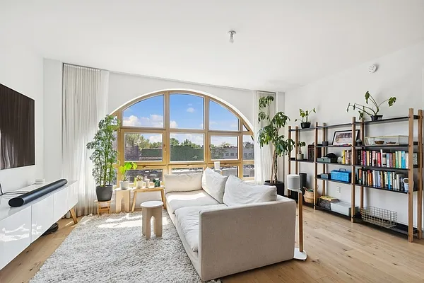 Rented by SERHANT. | media 1