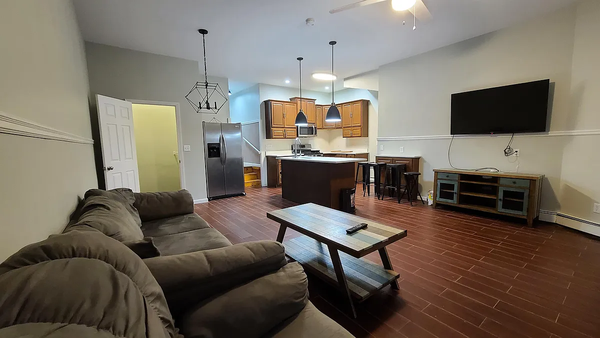 Building Photo - 136 9th St #1