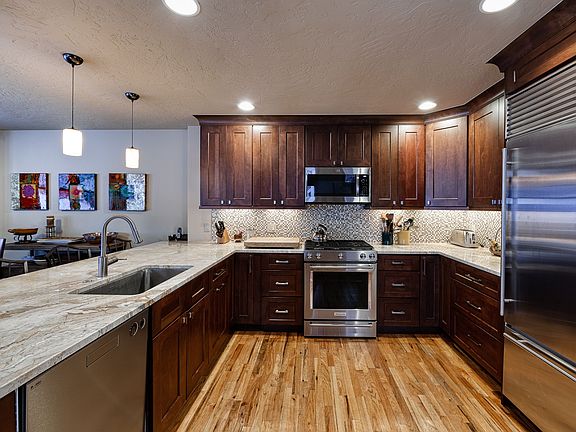 3rd image of 295 Greenwaye Cir #6B