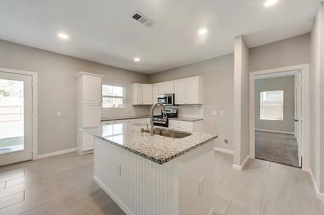 919 W Collins St — Photo 3