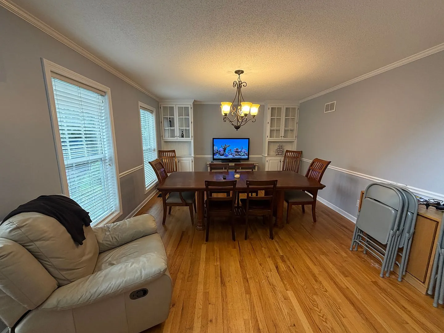 Spacious colonial on private lot with master bedroom suite — Photo 3