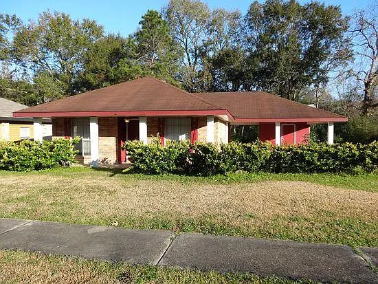 111 Terry Dr — Photo 2