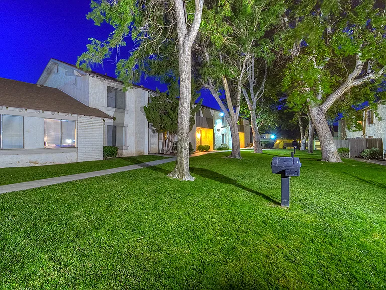 Fairway Manor Apartment Homes Picnic Area