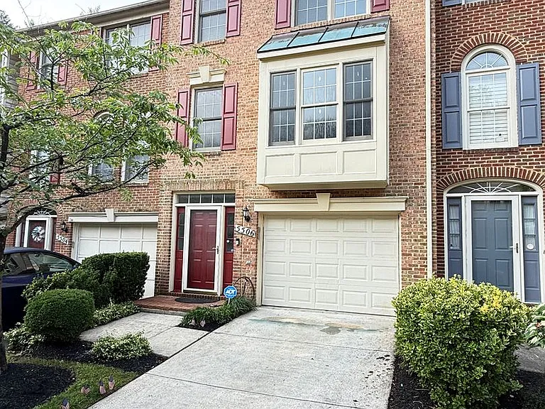 5506 Whitley Park Ter — Photo 2