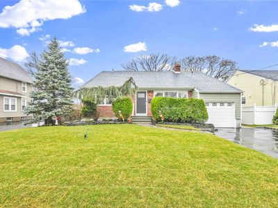 98 Woods Avenue, Rockville Centre, NY, 11570