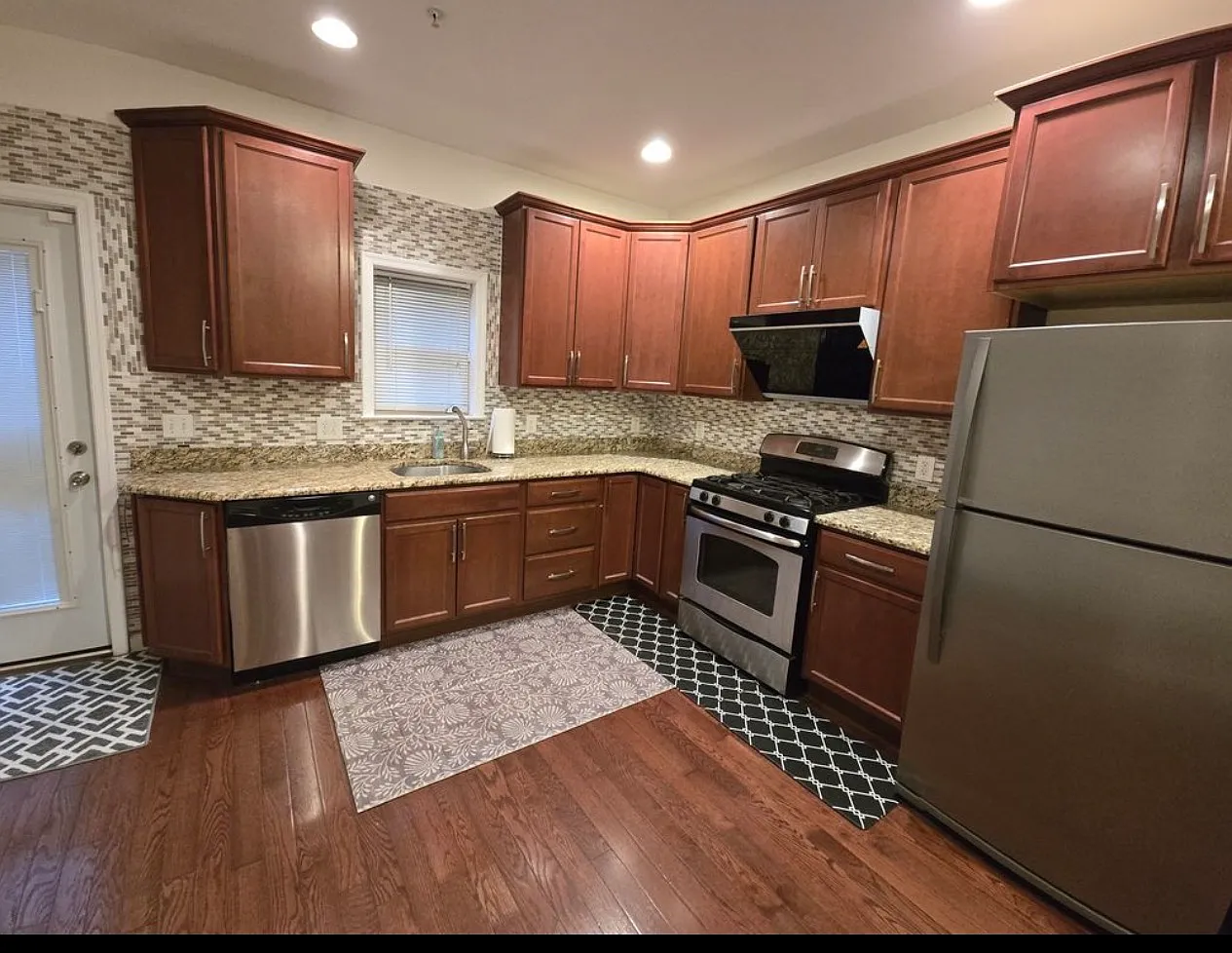 3 bed, 2200 sqft, $2,675 — Photo 2