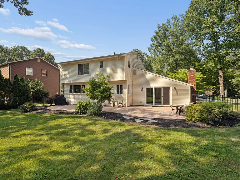 306 Candlewood Ln — Photo 4