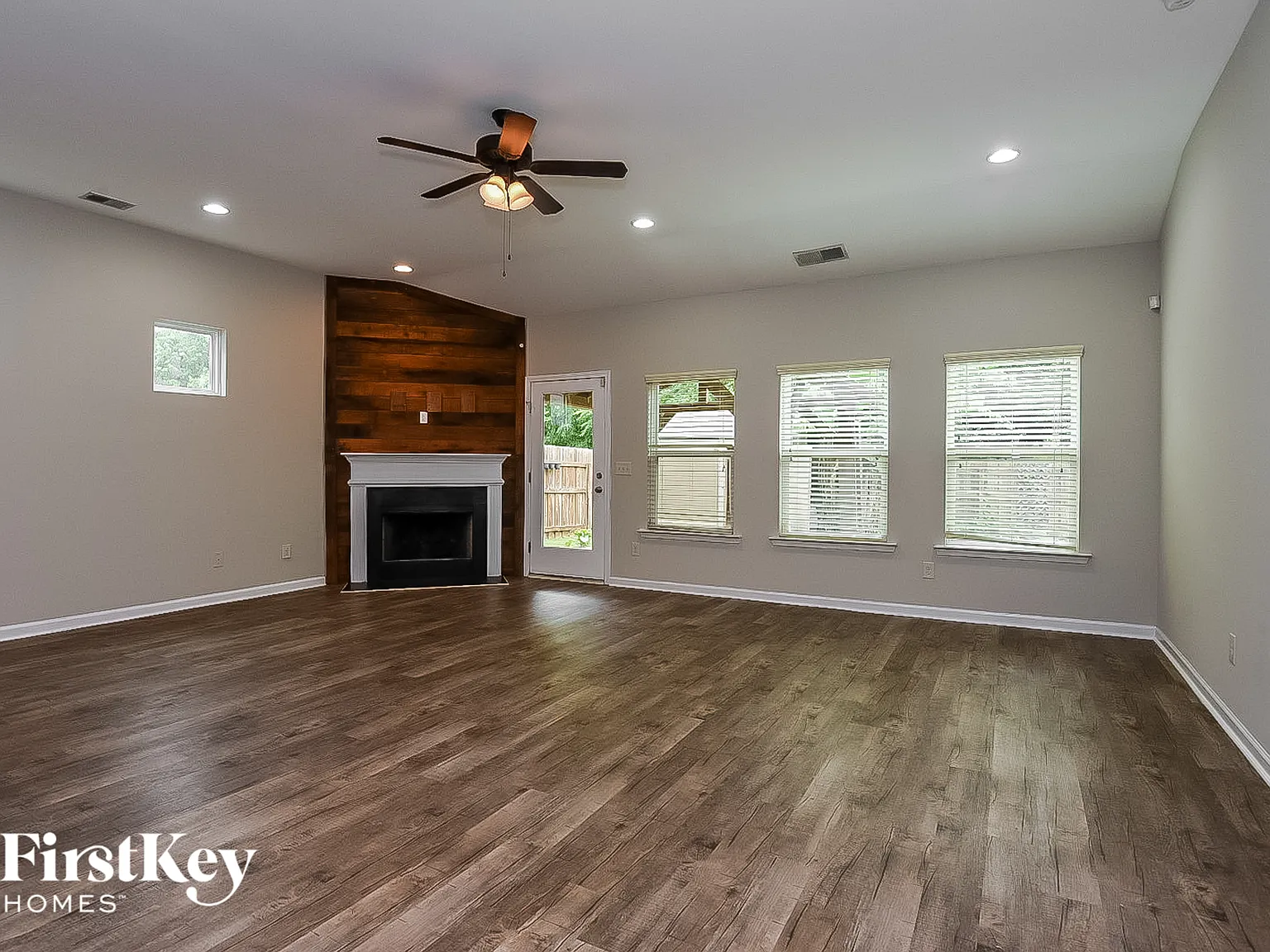 3 bed, 2.0 bath, 1818 sqft, $2,420 — Photo 3