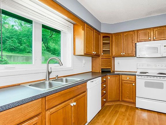 3rd image of 3707 Lakeview Dr
