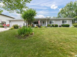 21 Timbercrest Dr, Sherman, IL 62684