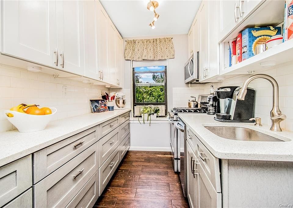 1st image of 10 Franklin Ave APT 6M