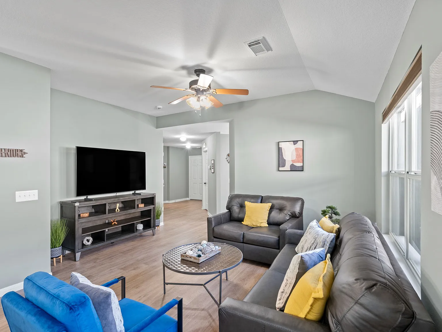 4 bed, 1590 sqft, $4,450 — Photo 3