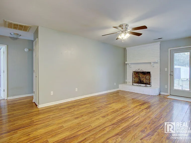 443 Robin Dr — Photo 4