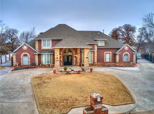 9121 Whispering Oak Dr, Midwest City, OK 73130
