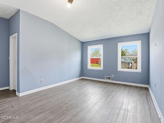 4th image of 141 Mill St