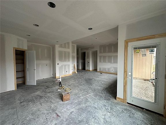 5th image of 405 Ash St