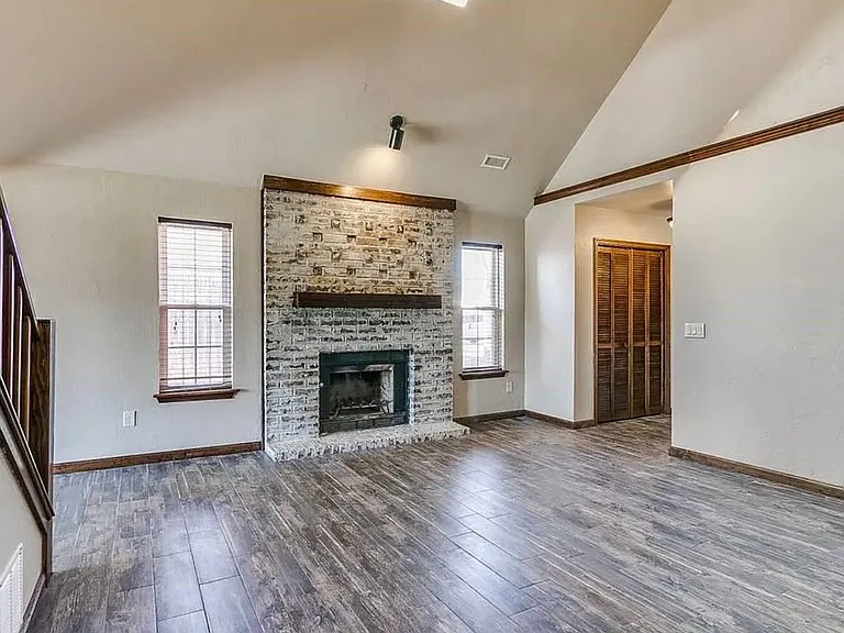 1216 SW 100th Ter — Photo 2