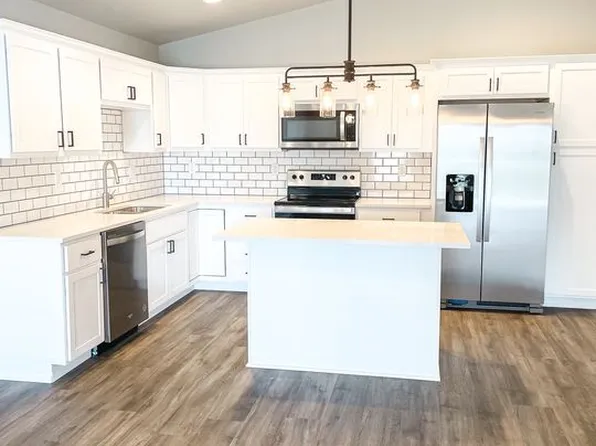 825 United Dr, Horace, ND 58047