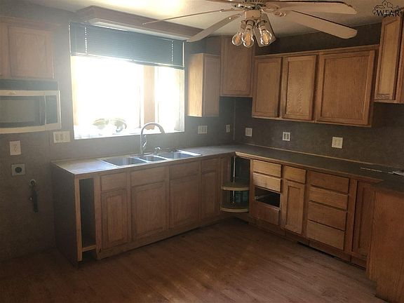 3rd image of 1018 N Beverly Dr